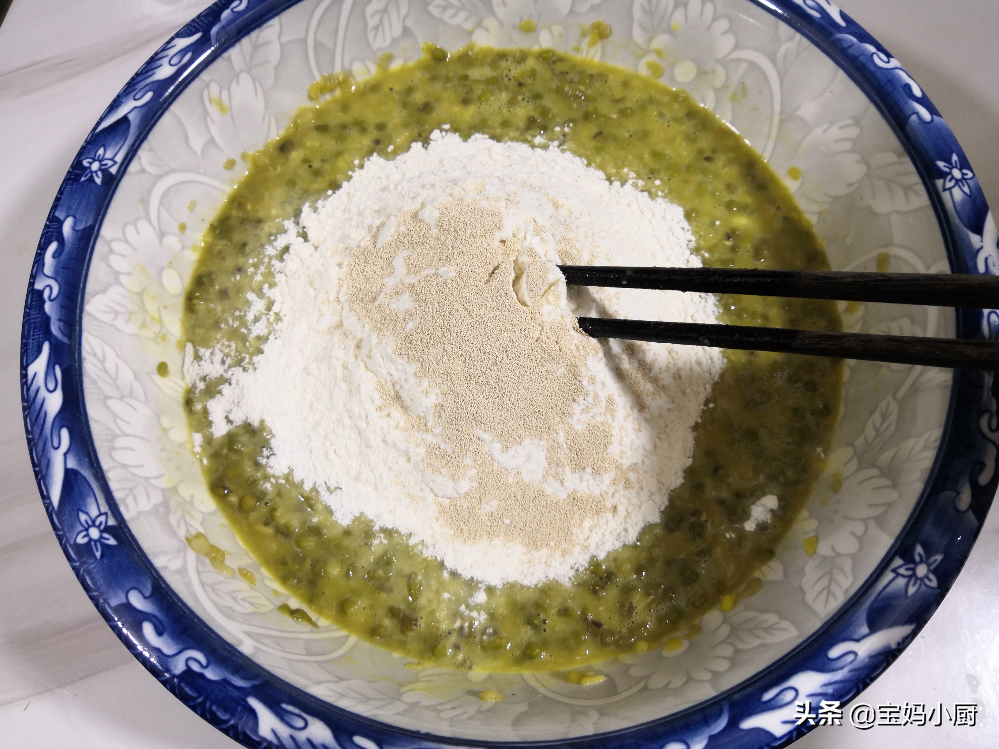 用綠豆湯做發糕火了，天熱常吃好，一攪一蒸就出鍋，有彈性還蓬鬆