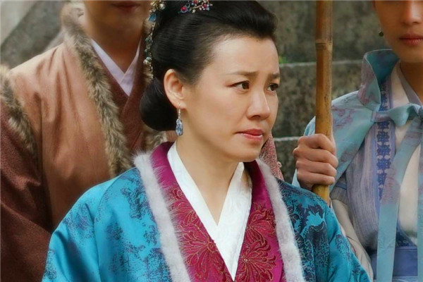 王若弗在王家并不得母亲待见，为何还养成了毫无城府的性格呢？