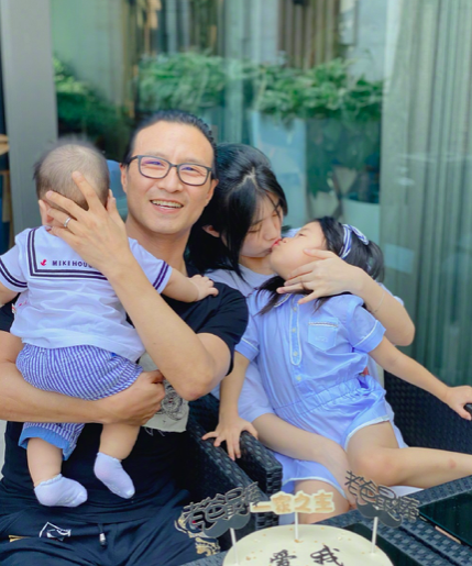 章子怡慶結婚6週年，和汪峰親暱依偎滿臉笑，大方自曝是繼女拍照