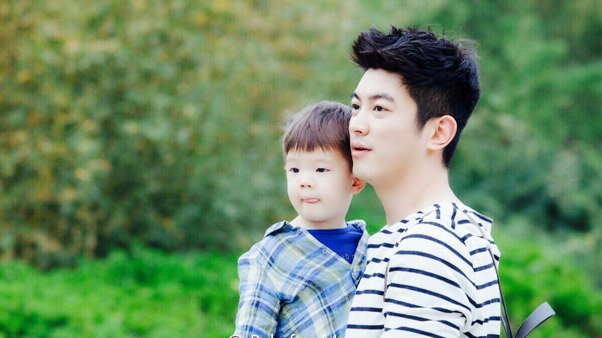 霍思燕晒儿子怼脸视频，嗯哼瘦到脱相双眼皮都消失，差点没认出来