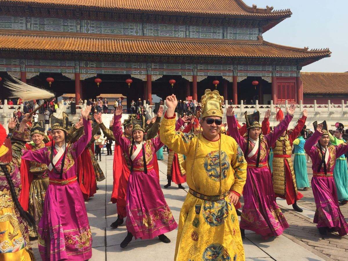 王宝强蹲守北影厂一夜走红变明星，横店影视城