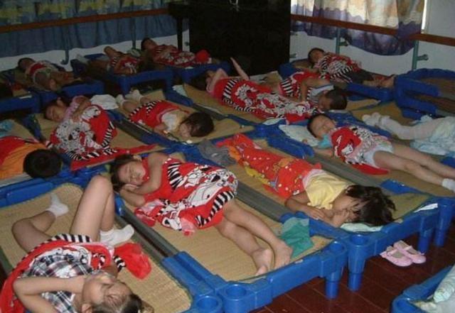看完女兒幼兒園演出，媽媽再不敢隨便讓她穿裙子了，危險太難防