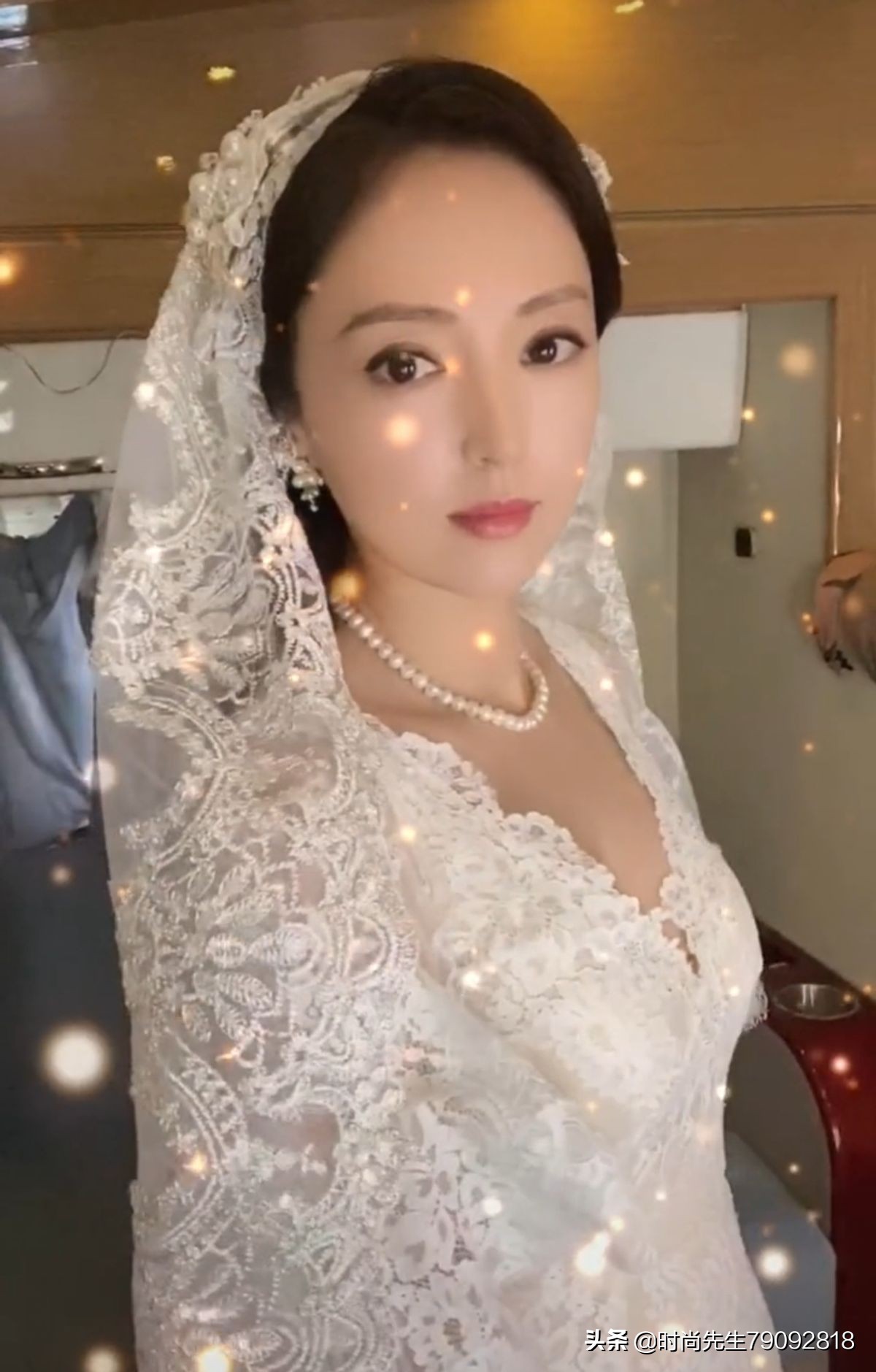 41岁董璇公开晒出婚纱照，疑似好事将近，其前夫官司缠身状态不好