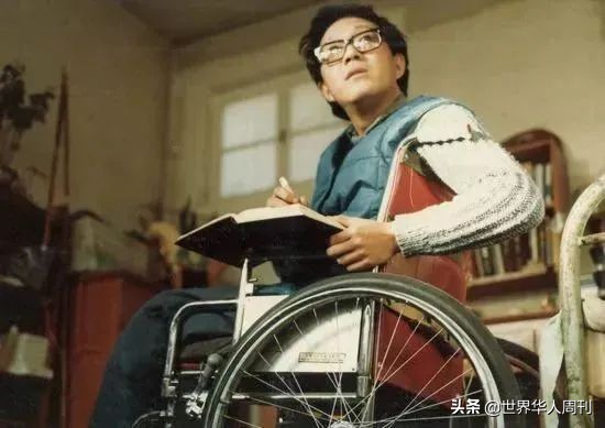 在轮椅上度过了38年的史铁生，为什么被称作“时代的巨人”？-第1张图片-大千世界