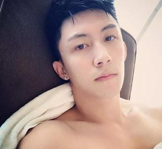 黄景瑜前妻发文承认离婚否认有孩子，助理斥责