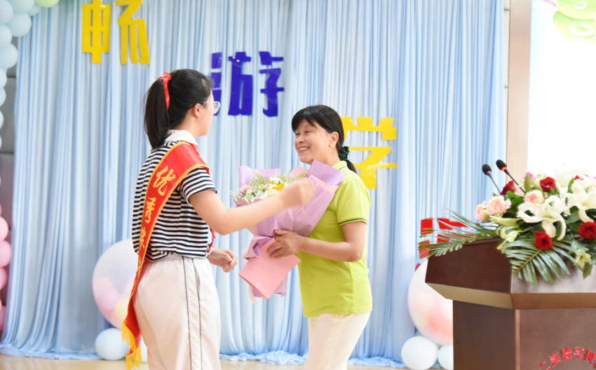 有人提议取消“教师节”，获得老师一致赞同，