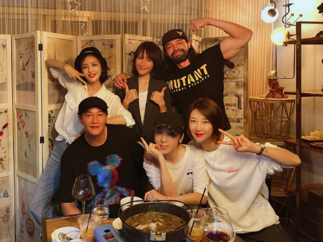 乌龙！佟丽娅回应与神秘男“手牵手”：想抢单被老板硬给推出来了