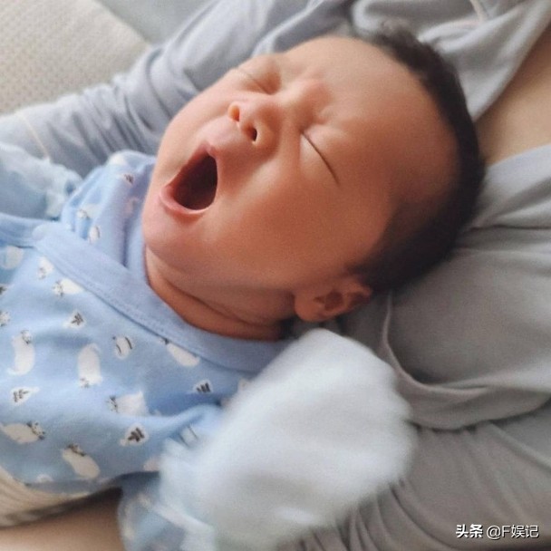 TVB花旦岑麗香宣布誕下二胎兒子夫妻倆同時分享與小兒子的合影