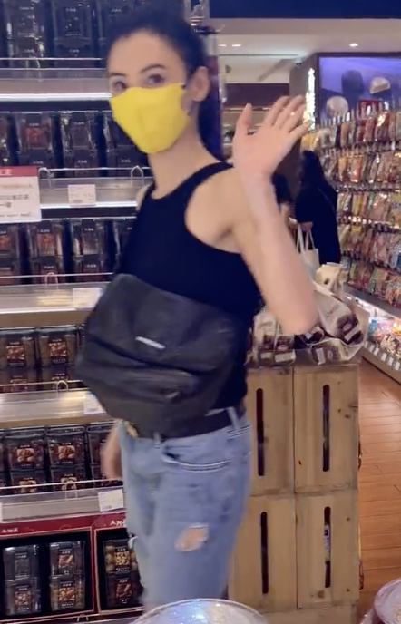 张柏芝逛超市被偶遇，背心配破洞牛仔裤超时髦，挥手打招呼很友善
