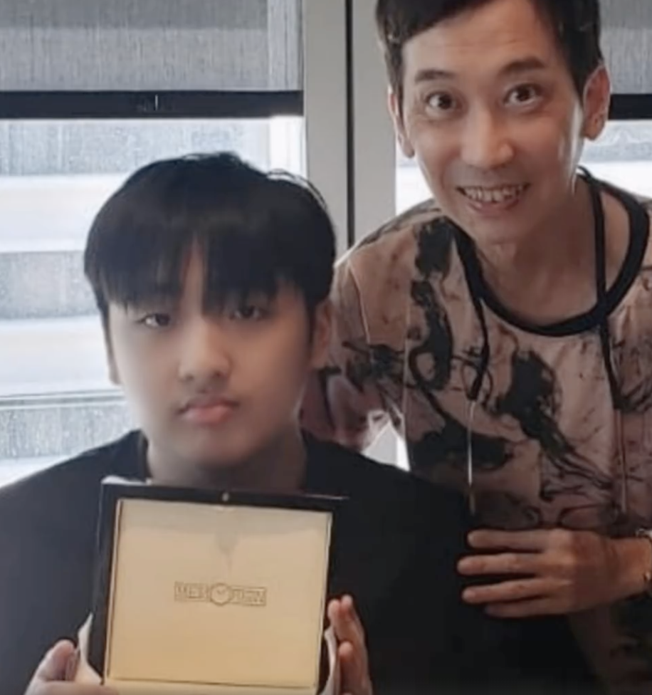 吴镇宇儿子费曼晒庆生视频，与妈妈温馨同框，王丽萍温婉知性