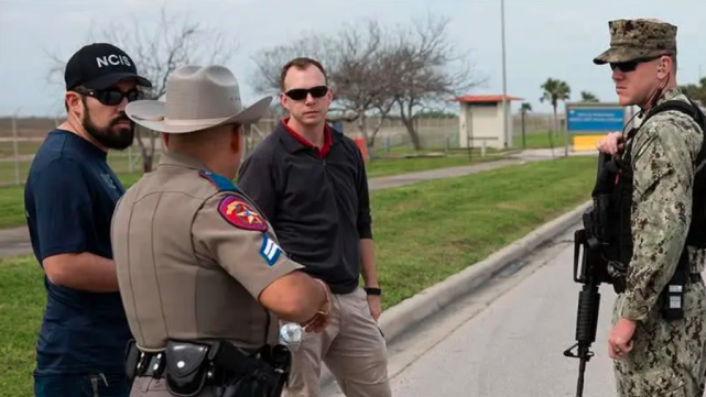 美军后院枪声响起！海军基地正门遭扫射，双方
