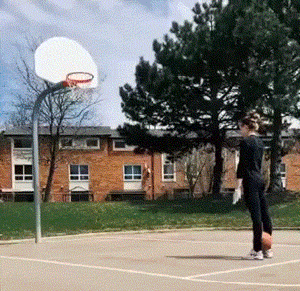 爆笑GIF图片：小伙子，你这是要羡慕死你的一帮兄弟啊！