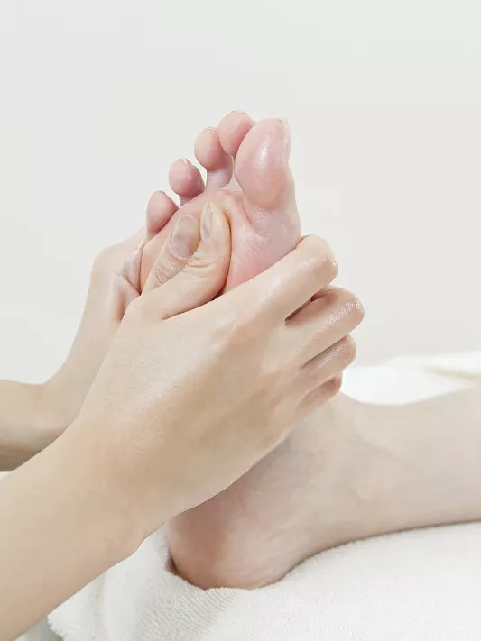 女性冬天手脚冰凉怎么办？教你这套**组合拳