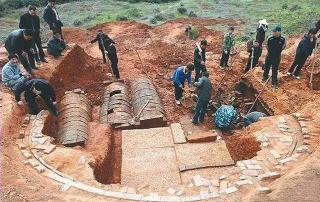 李鸿章的尸骨被人们挂到拖拉机上游街示众、挫