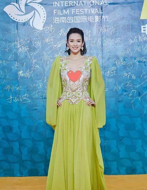 章子怡抱胖儿子下车被累垮！戴粉帽子好少女，