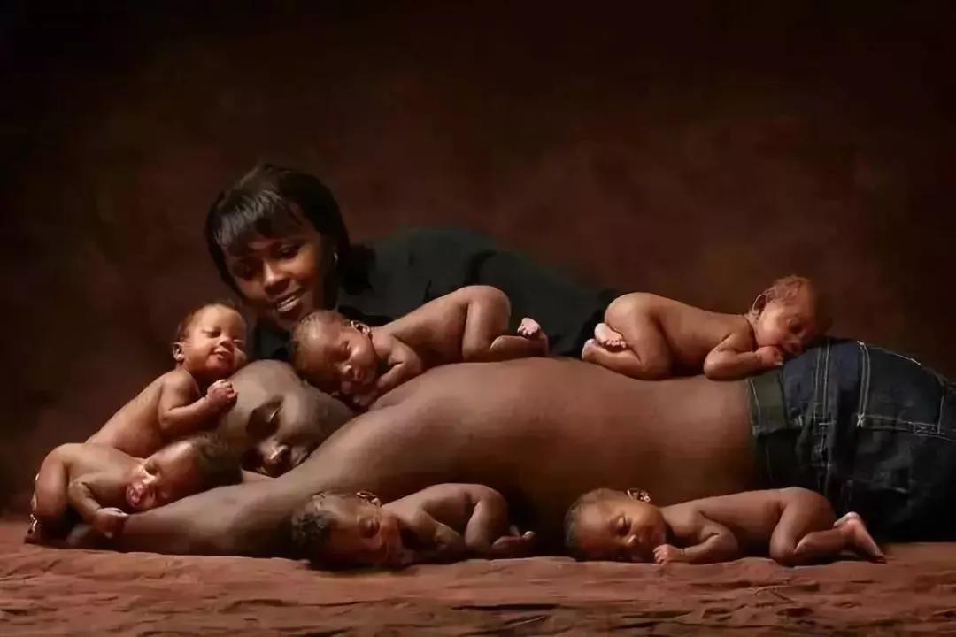 怀上多胞胎是种什么体验？南非一女子生了10胞胎，7个男孩3个女孩-第2张图片-大千世界