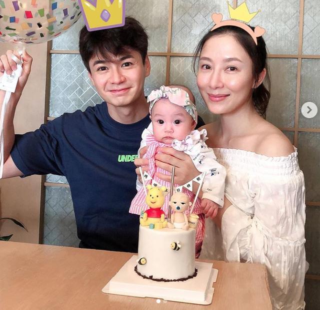 羅仲謙曬女兒，小珍珠眨巴眼睛粉嘟嘟，身體還沒爸爸手臂肌肉大