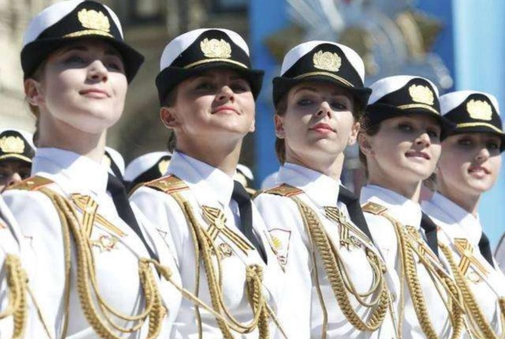 战斗民族绝不低头，普京总统不惧疫情，红场大