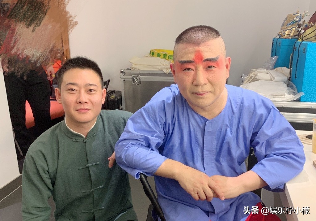 同是跟郭德纲合影，栾云平和孟鹤堂的不同姿势，诠释了情商的差距