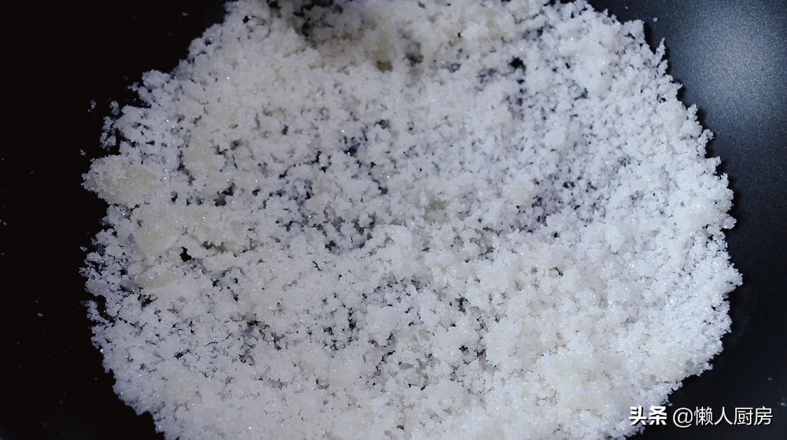 花生米不加一滴水，撒點白糖熬一下，比油炸得更好吃，香甜酥脆