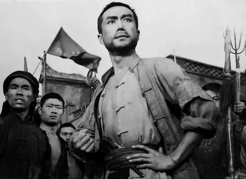 为报仇贫穷小子成开国少将，回乡后发妻跪地痛哭，恶霸被吓到自尽