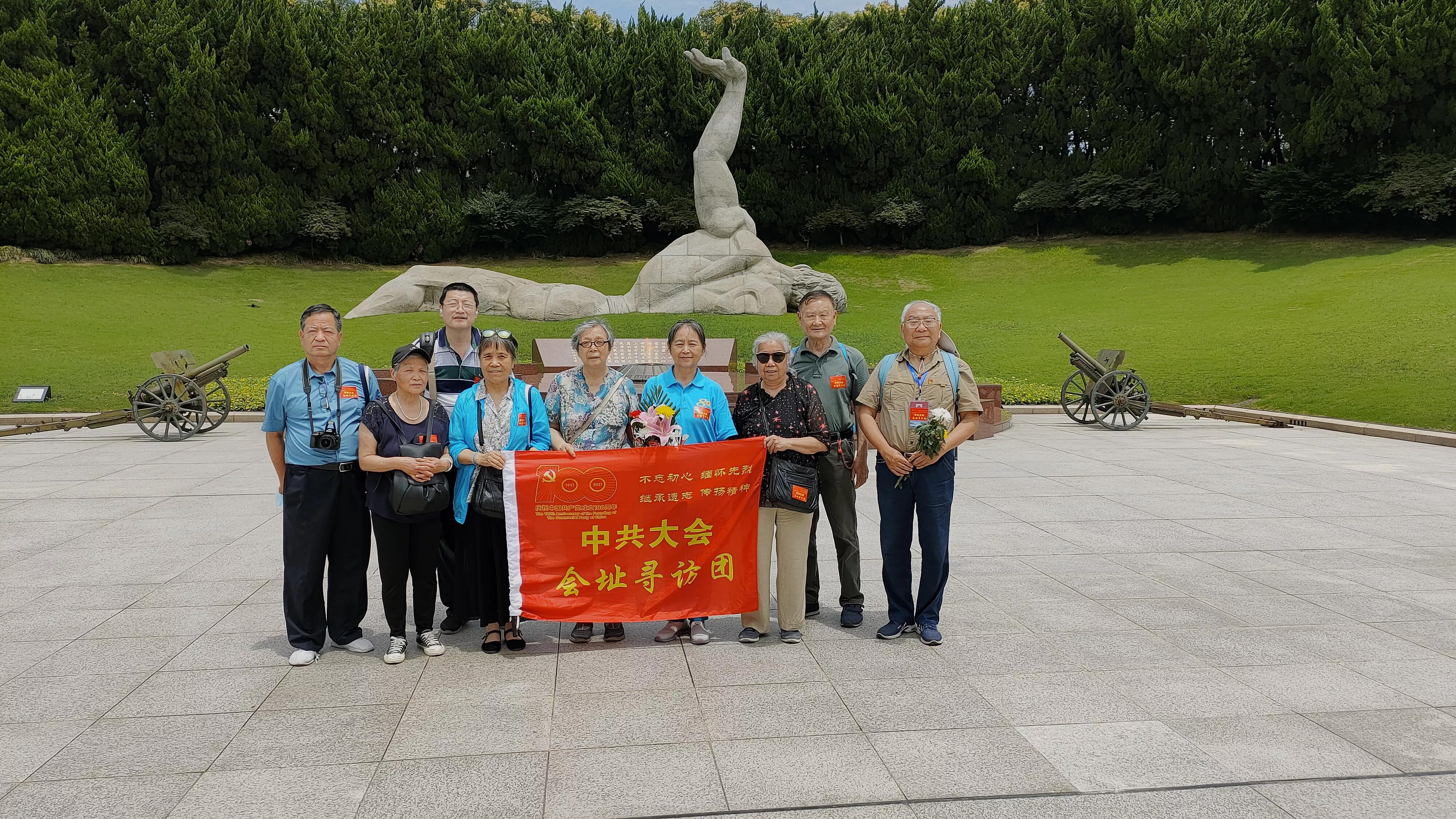 上海龙华墙前敬英雄