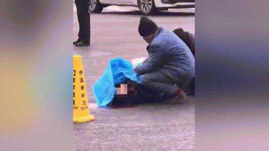 惨不忍睹！呼和浩特市东瓦窑附近白色轿车与三轮车相撞，一女子身亡