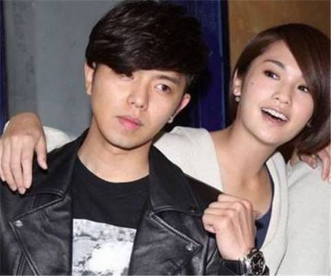 黄鸿升七年收入交爸爸管理，在身上互纹对方头像显父子情深