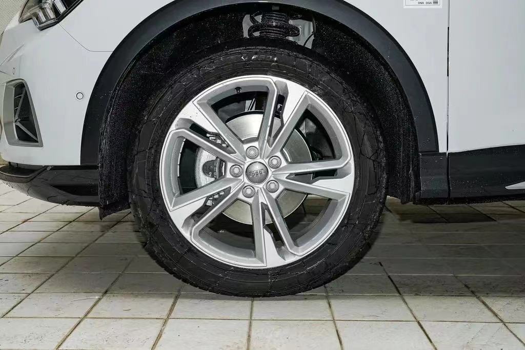 Why is the Audi Q3 tire pressure monitoring system unavailable? iNEWS