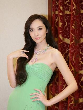 女明星为嫁豪门，不惜沦为生育机器，6年生4胎