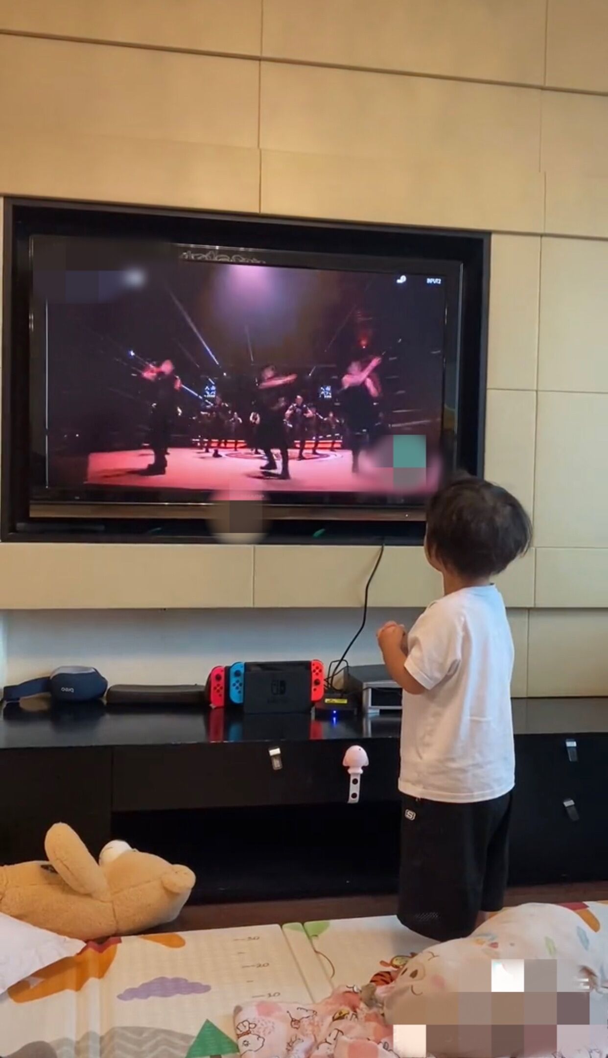 蔡少芬晒娃曝光家中内景，客厅狭小装修朴实，网传千万豪宅仅80平