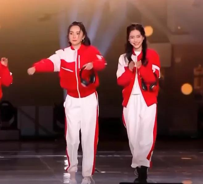 跨年女星集体得罪化妆师，杨幂被嘲像鹦鹉，热