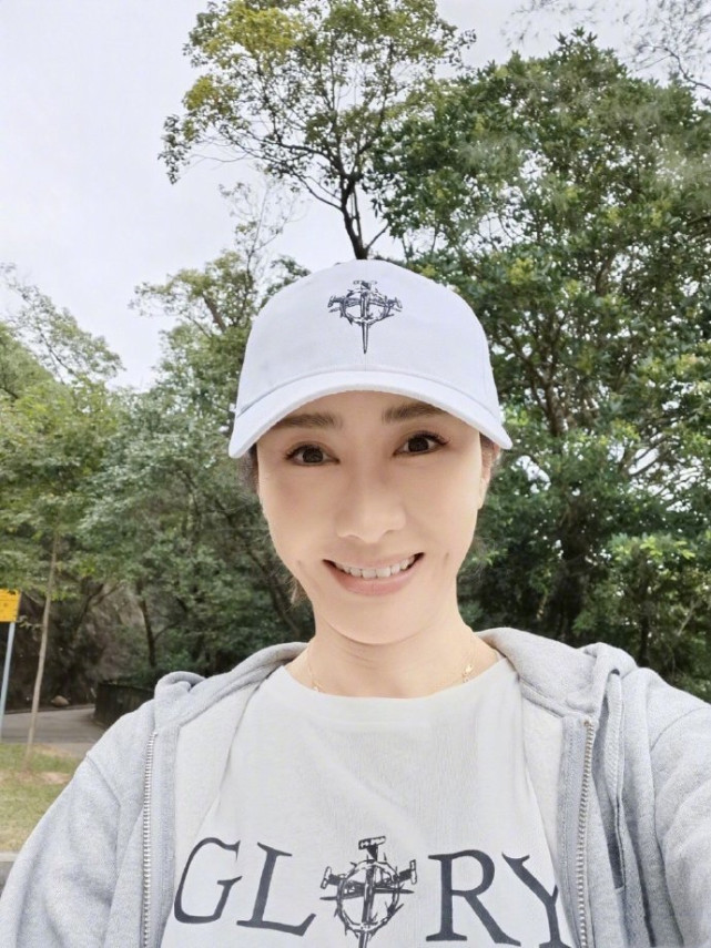 黎姿週末與女兒們遠足，母女四人同框超溫馨，三姐妹個頭快一樣高