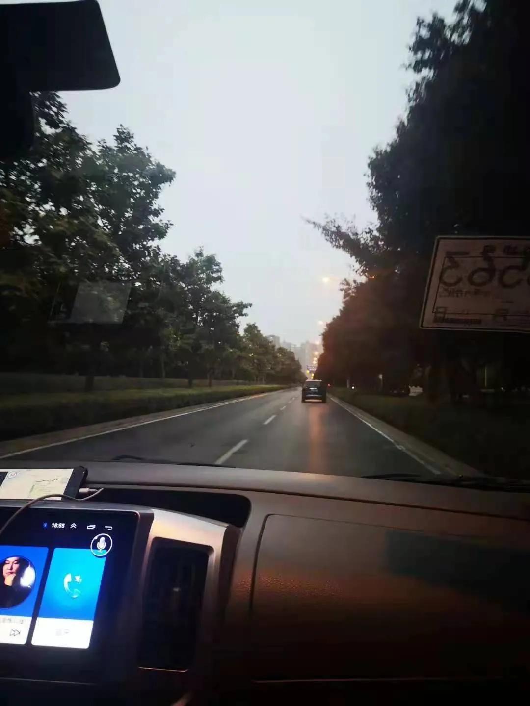 改个房车去旅行，60后大哥为一家人淘的日产NV200