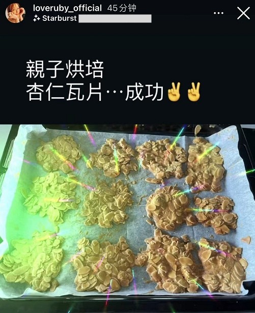林心如近照曝光，45岁皮肤白嫩如少女，衣着休闲显年轻