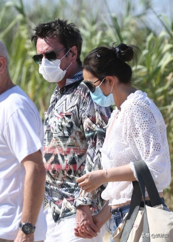 巩俐与71岁老公十指紧扣逛街，诡异地出现了第三