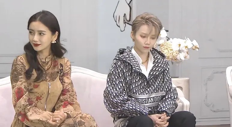 baby复古造型看秀，大波浪红唇太美艳！与小9岁女星同框不输