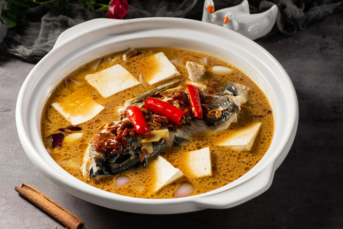 The fragrant casserole fish head stewed tofu, the most downtoearth dish in winter iNEWS