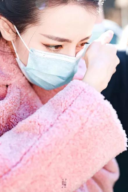 Spring late couplet platoon: Qin Hailu takes vacuum cup, yang Mi publicizes the film with guaze mask, ni Ni wears cape to become short