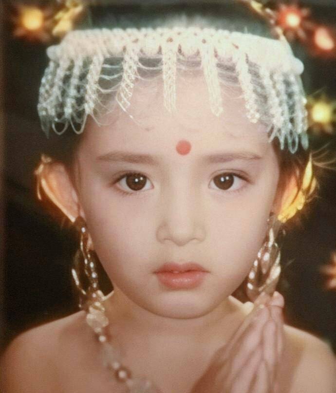 杨幂爸爸晒女儿美照,说她没有小时候好看,杨幂:美还是你美