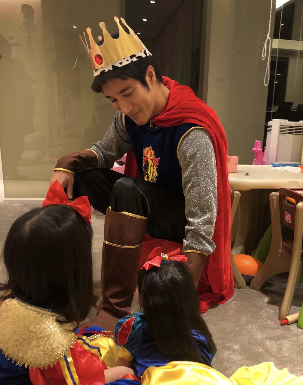 王力宏妻子李靚蕾專心帶娃，與三個兒女做手工，未受周群言論影響