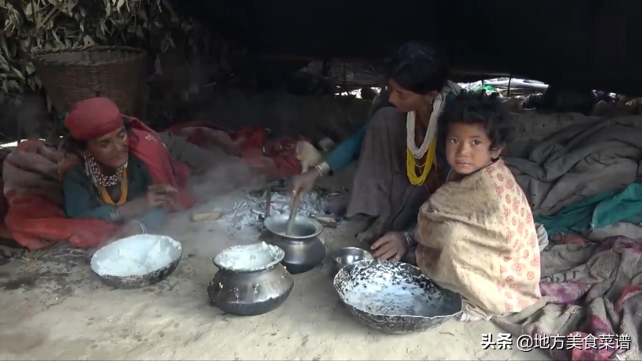 尼泊尔山区穷人的生活，每天吃野菜配米饭，天冷躺在毯子下吃饭