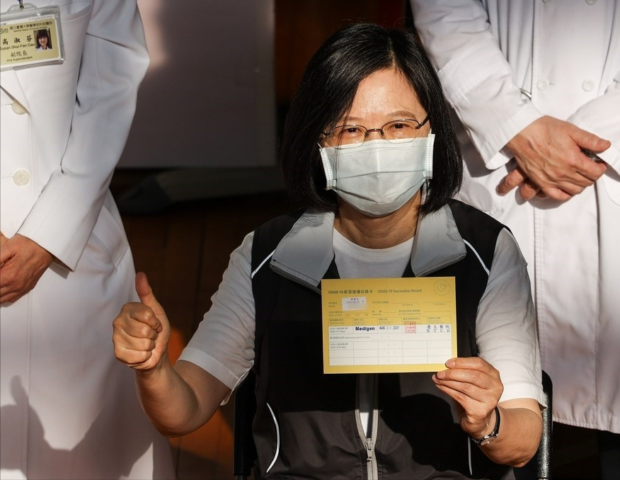 台媒：蔡英文秀打台灣自產疫苗，比OK手勢稱“沒什麼感覺耶”