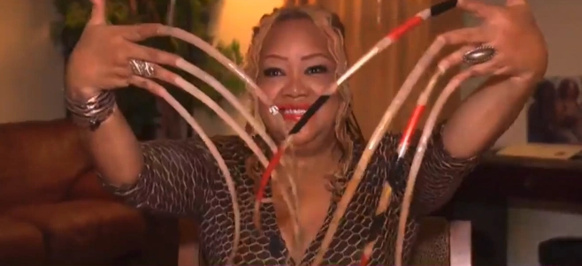 美国女子28年没剪指甲，长到近1米，穿衣服需要用钳子拉拉链