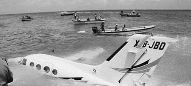 飞行员故意关闭发动机，飞机直接坠向大西洋，