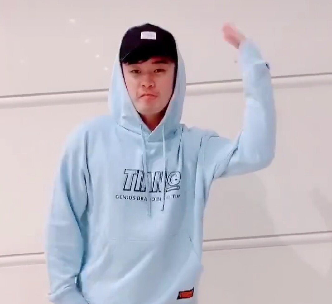 陈赫罕见晒幸福，一家四口吃大餐，一桌11个菜抵普通人数月工资？