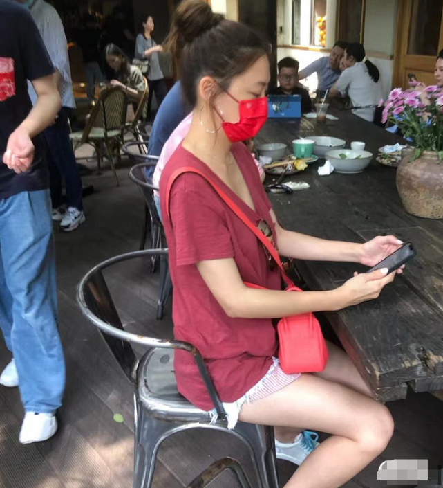 應采兒街邊玩手機被偶遇，穿短褲秀腿部肌肉線條，坐姿端正氣質好