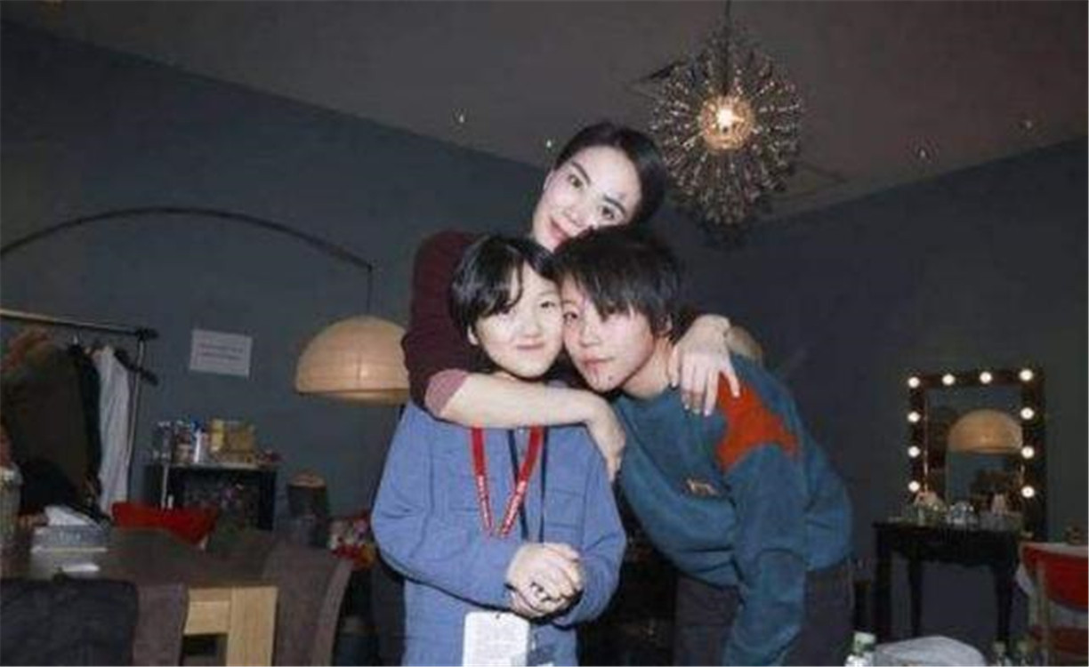 同样是自己女儿，为何王菲只争窦靖童却放弃李