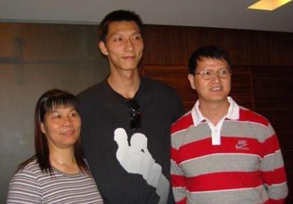 现役大将易建联多低调？父母生活依旧朴素，球