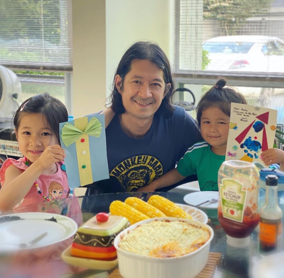 钟嘉欣晒照过父亲节，年长13岁的丈夫笑容和蔼，父子女同框像祖孙